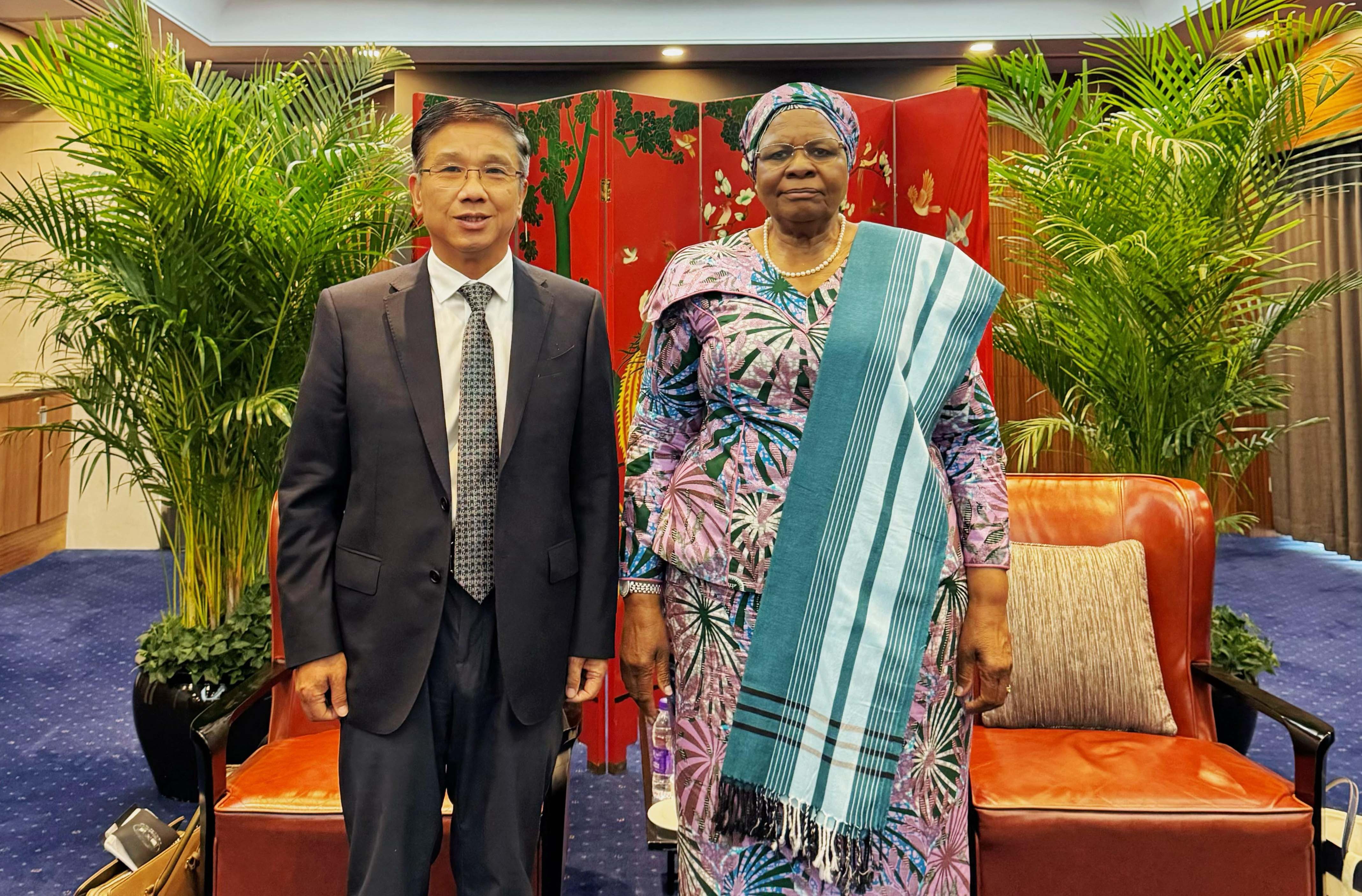 会见纳米总统-裁剪.jpg