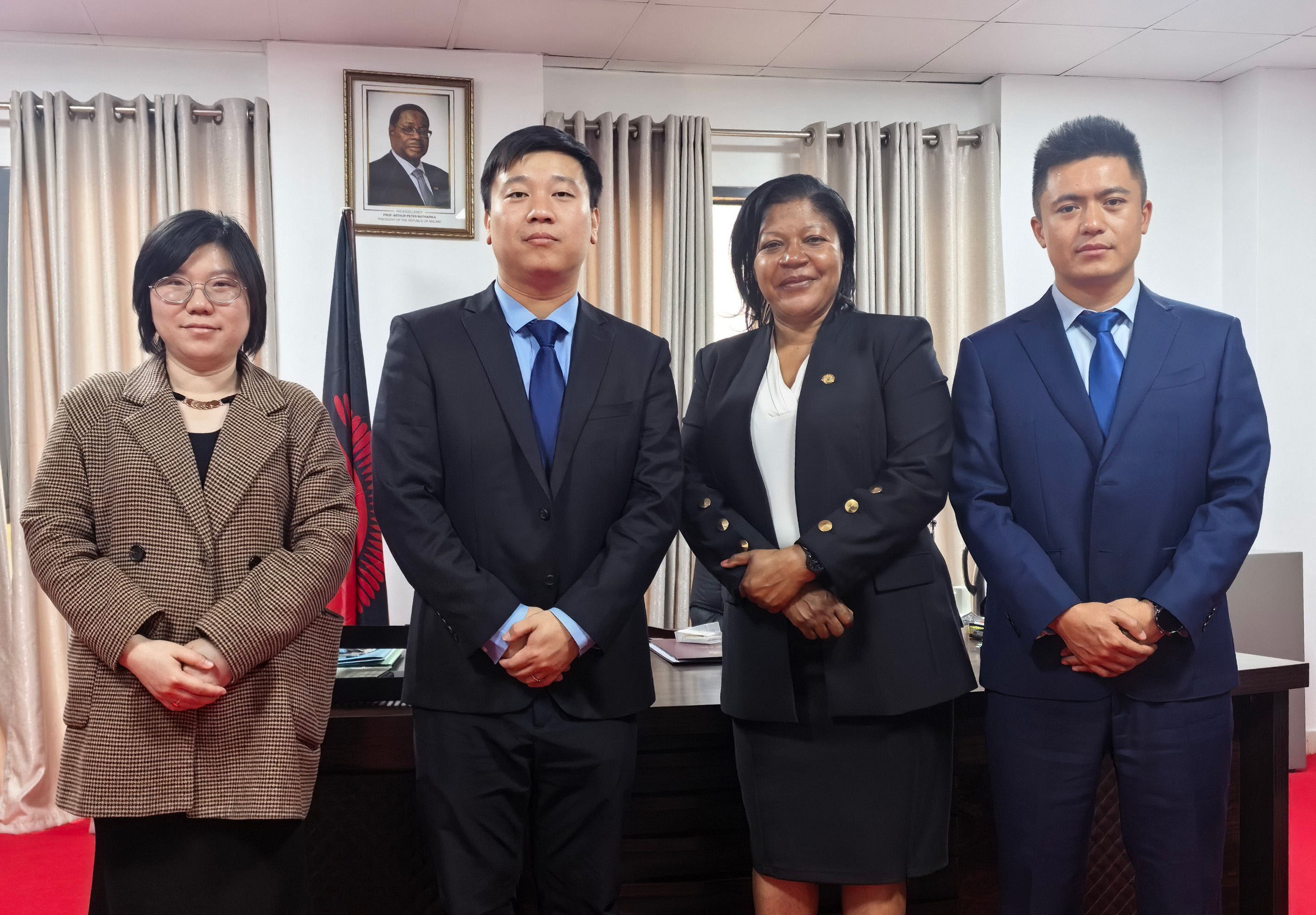 集团副总裁王治伟率中南非中心副总经理李传班拜会马拉维能源部部长 -----Sinomine Group VP Wang Zhiwei with SCAROC Deputy GM Li Chuanban, met with Malawi's Minister of Energy, Dr. Jean Chifuniro Mathanga_.jpg